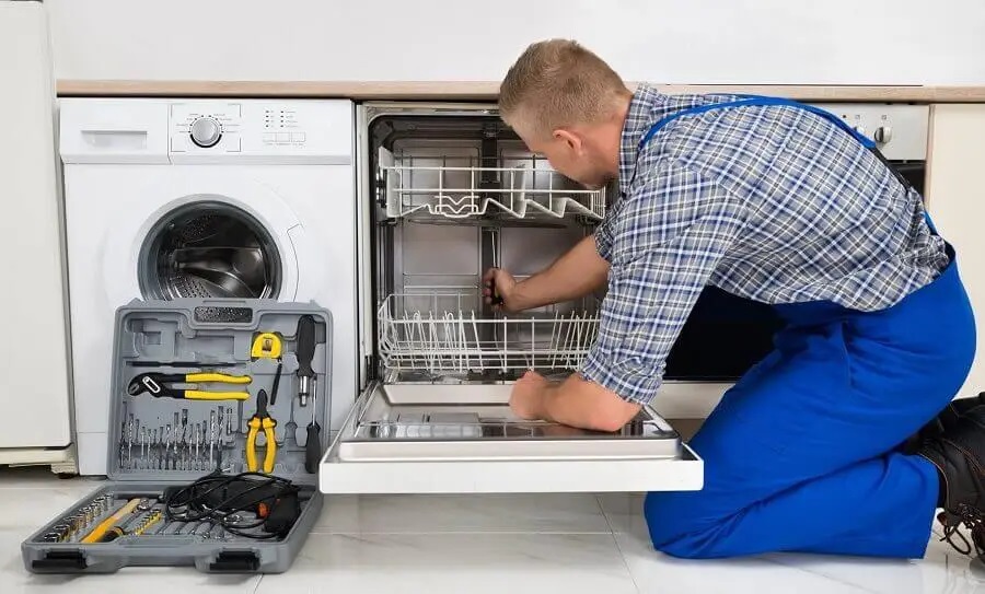 Güdül Viessmann servisi teknisyen ekibi beyaz eşya tamiri yaparken